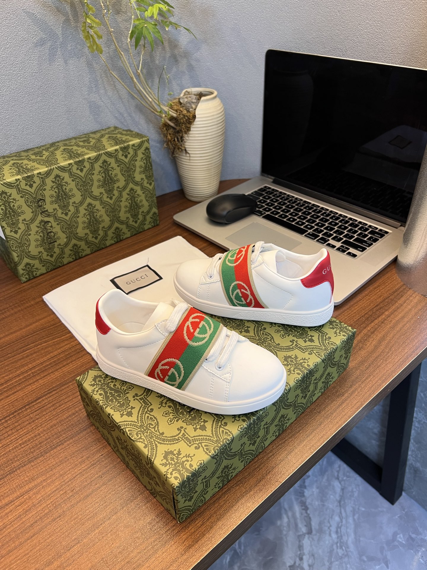 Children's shoes child